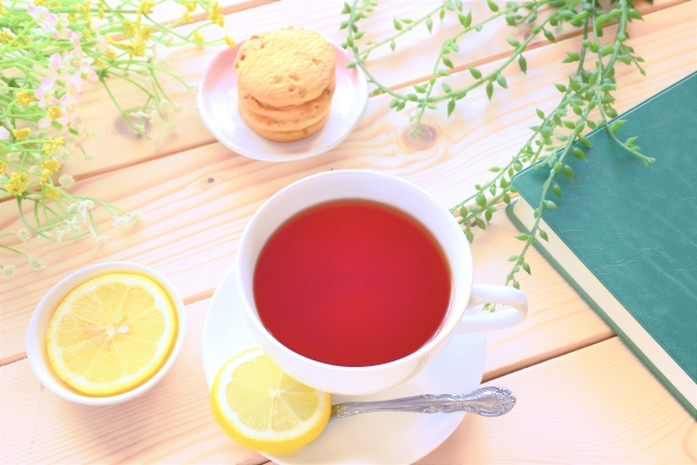 レモンティーはレモンのスライスを浮かべて、紅茶に香りを移す飲み方のこと。