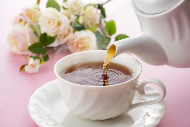 美味しいミルクティーの入れ方は、ティーカップの8分目まで紅茶を注ぐこともコツ！