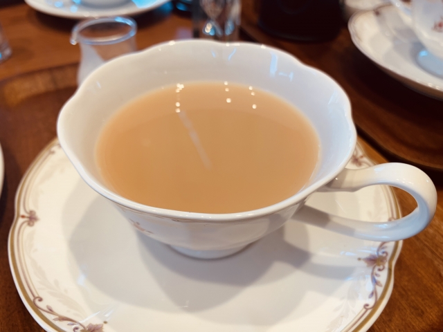 通常のミルクティーは、紅茶をいれてからミルクを注ぐからさっぱりしている。