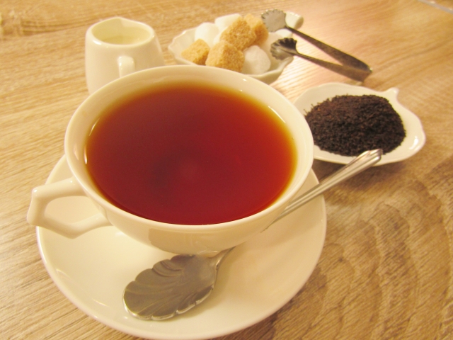 ディンブラ紅茶の水色：明るい赤褐色。