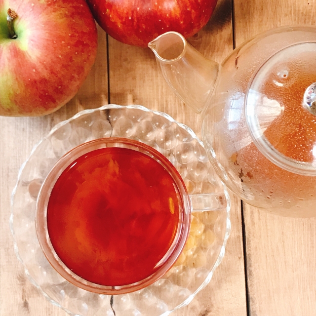 アップルティーは、リンゴの香りを付けた人気のフレーバードティー。
