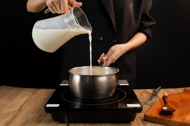 ロイヤルミルクティーを作るときは、水と牛乳を火にかけます。