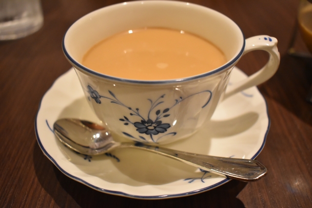 ロイヤルミルクティーは茶葉を牛乳で煮だす。