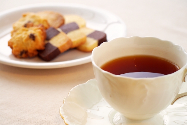 少し苦みのある紅茶のストレートティーは、クッキーのサクサク食感を引き立てます。