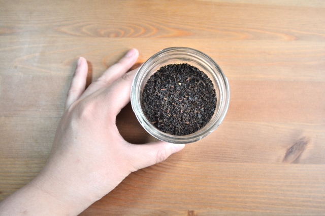 紅茶を入れる際は、ガラス製のティーポットに茶葉を入れます。1スプーン＝3g＝紅茶1杯分が目安です。