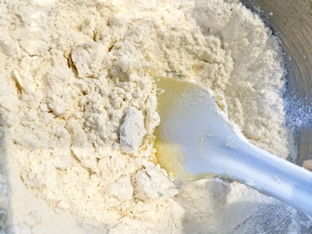 小麦粉はゴムべらでさっくり混ぜると、サクサク食感になる。