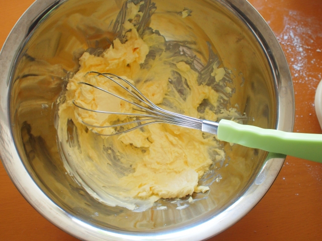 紅茶クッキーの作り方：バターは泡立て器を使って、よくまぜることがポイント。