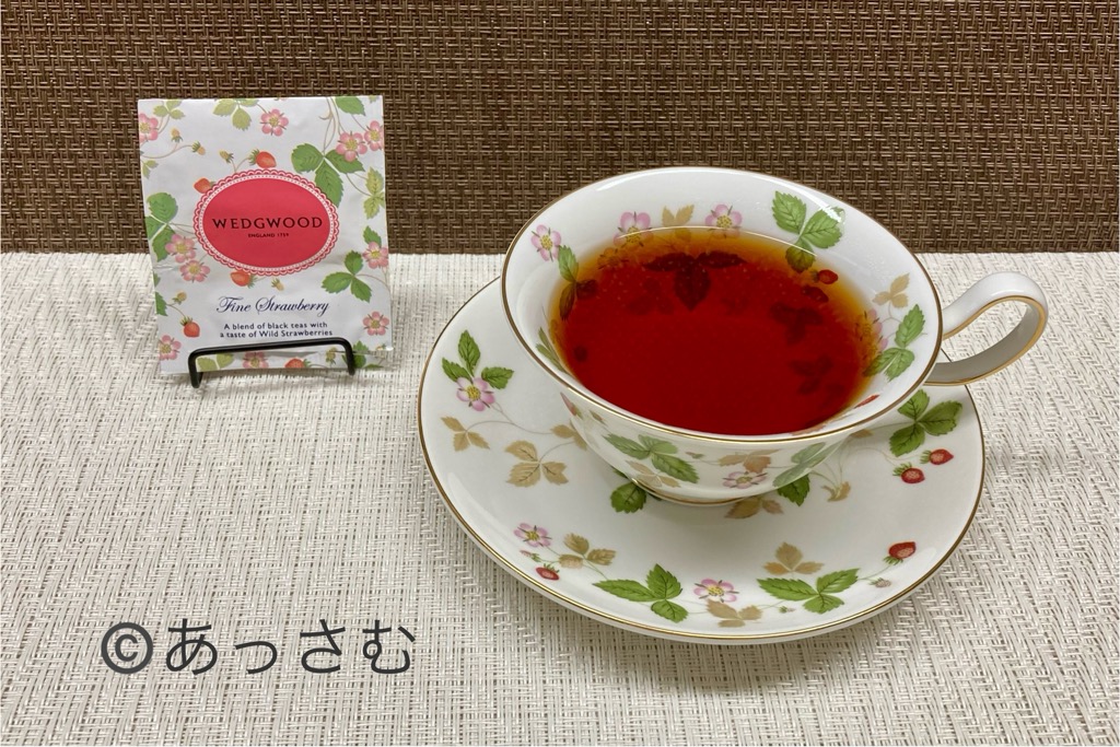 ワイルドストロベリーのシリーズで統一すると、テーブルコーディネートが整う。