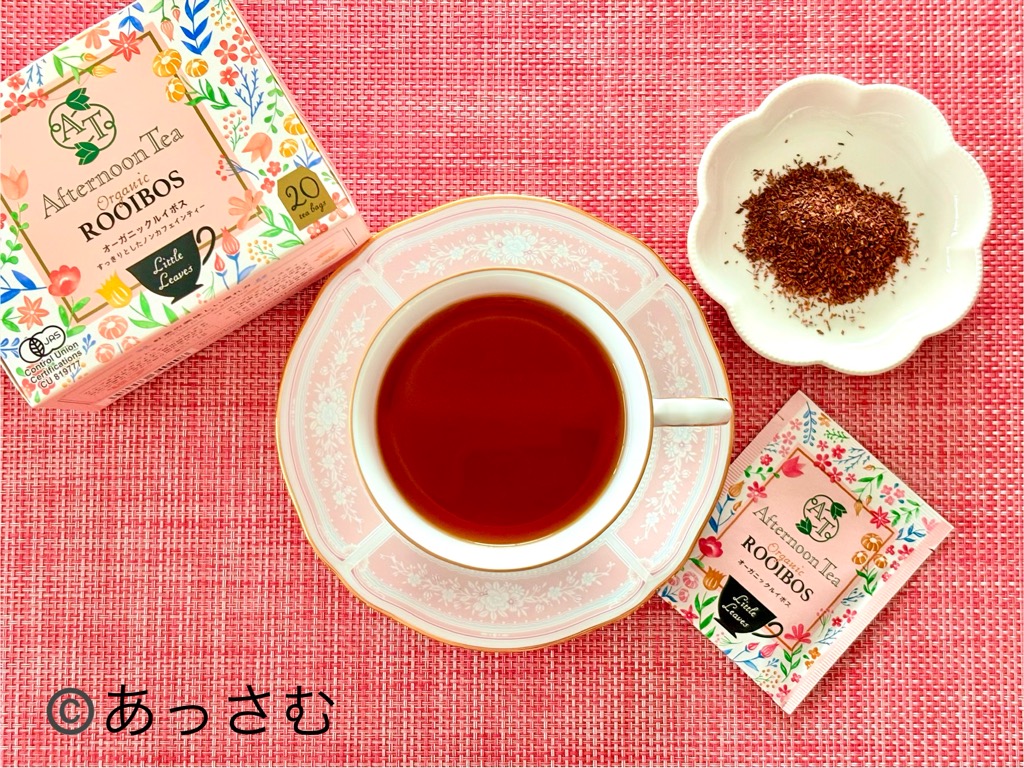 淹れたてのルイボスティーと茶葉