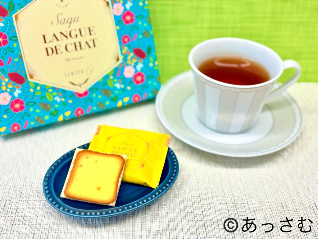 石屋製菓のラングドシャ 北海道チーズと紅茶を楽しんでいる様子