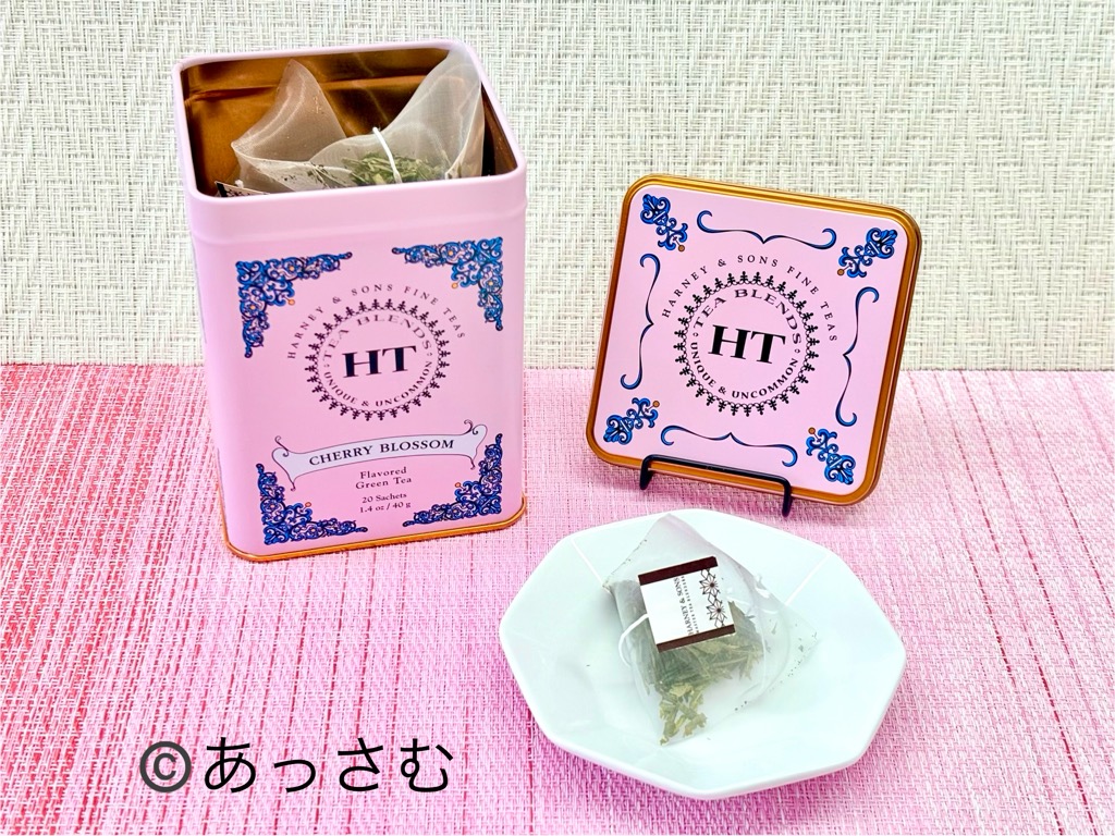 ハーニーアンドサンズのチェリーブロッサムは、ピンクと青色の缶が可愛いデザインです。