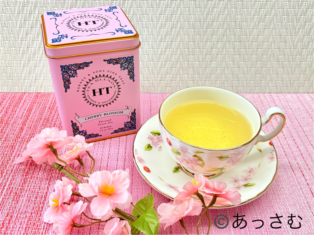 ハーニーアンドサンズのチェリーブロッサムでお茶を飲んでいるところ