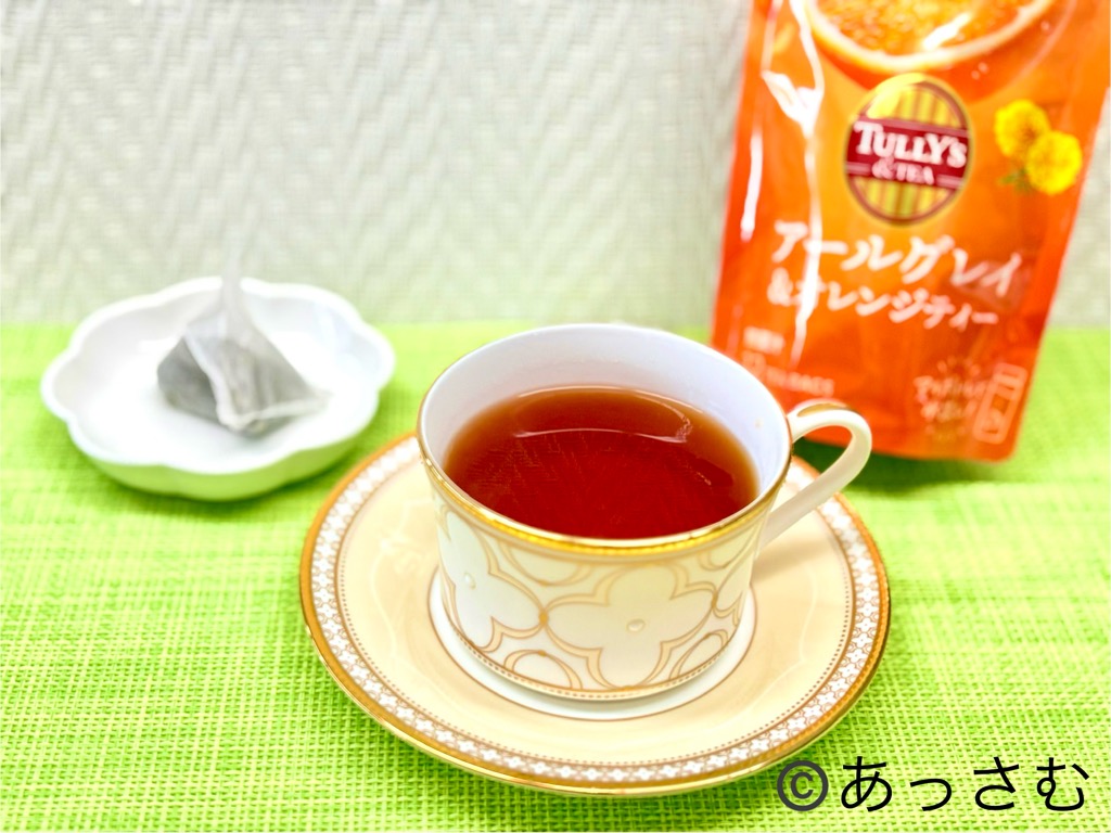 タリーズのティーバッグ紅茶で、温かいお茶を楽しんでいる様子