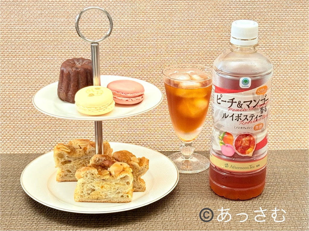 ファミマのコラボスイーツで、おうちアフタヌーンティーを開催した様子