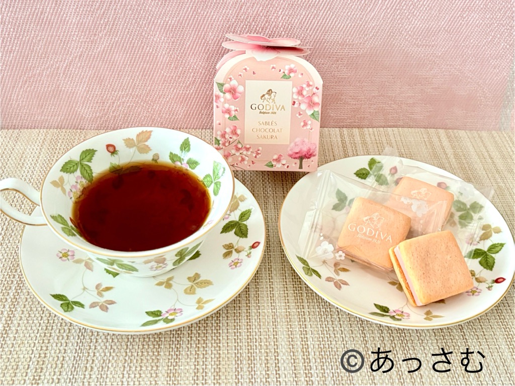 ウェッジウッドの食器を代表する、ワイルドストロベリーのティーカップ(ピオニー)