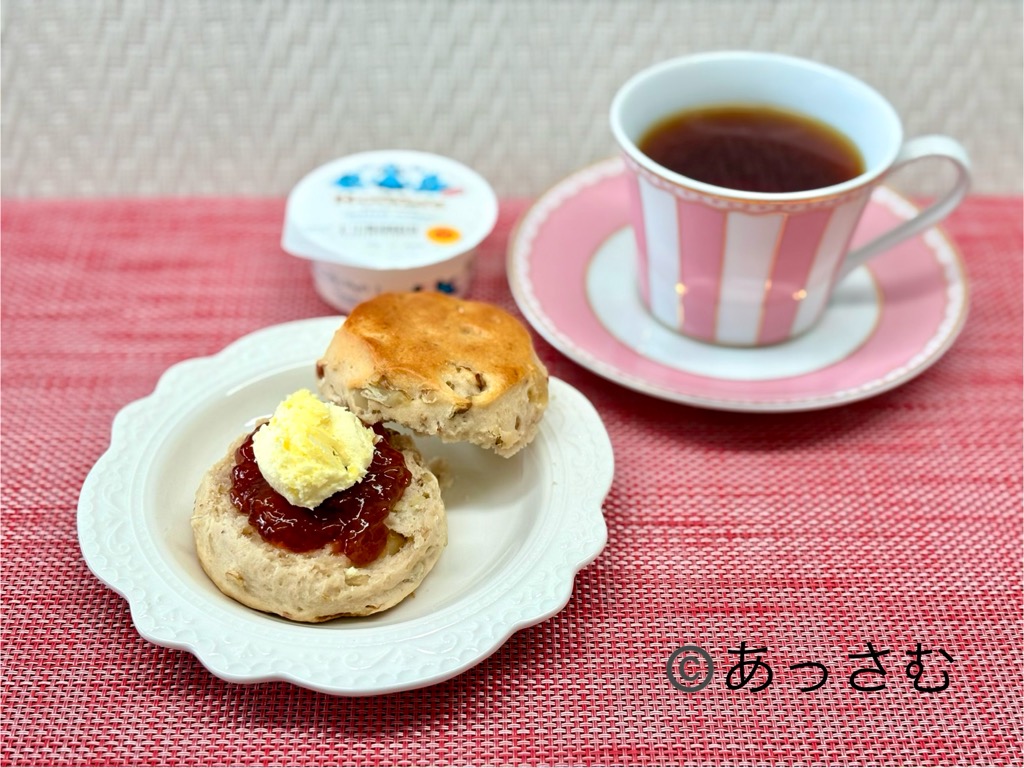 クリームティーを楽しむ様子