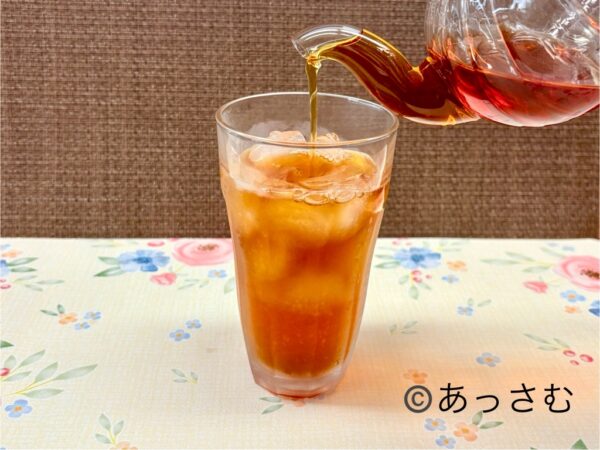 アイスティーの作り方③氷入りのグラスにゆっくり注ぐ