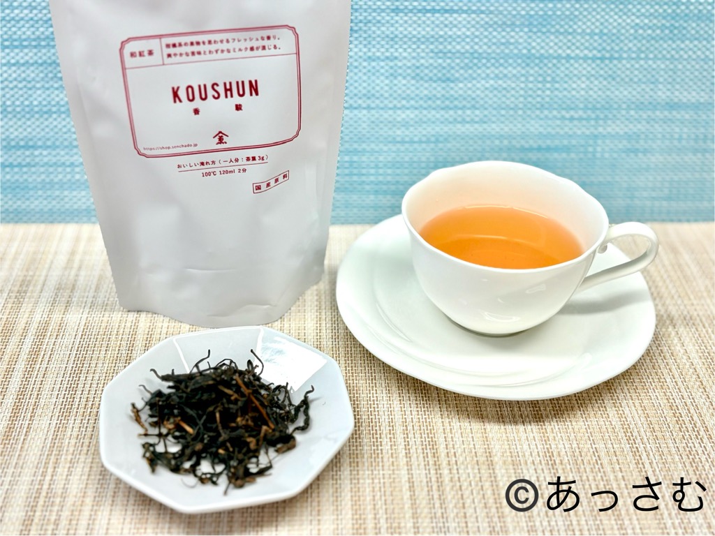 和紅茶 香駿(こうしゅん)でティータイムを楽しむ様子