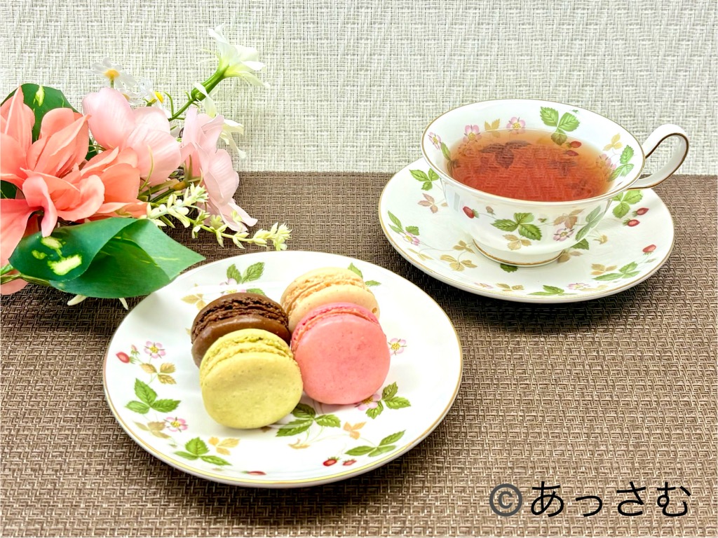 4種類のマカロンと紅茶を楽しむ様子