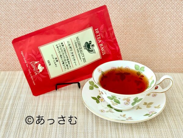 ニルギリ紅茶の特徴は、水色が明るいオレンジ色であること。