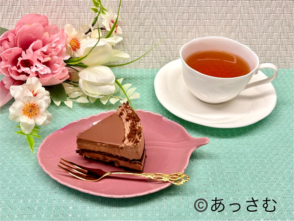 紅茶とチョコレートケーキを合わせてお茶をしている様子。