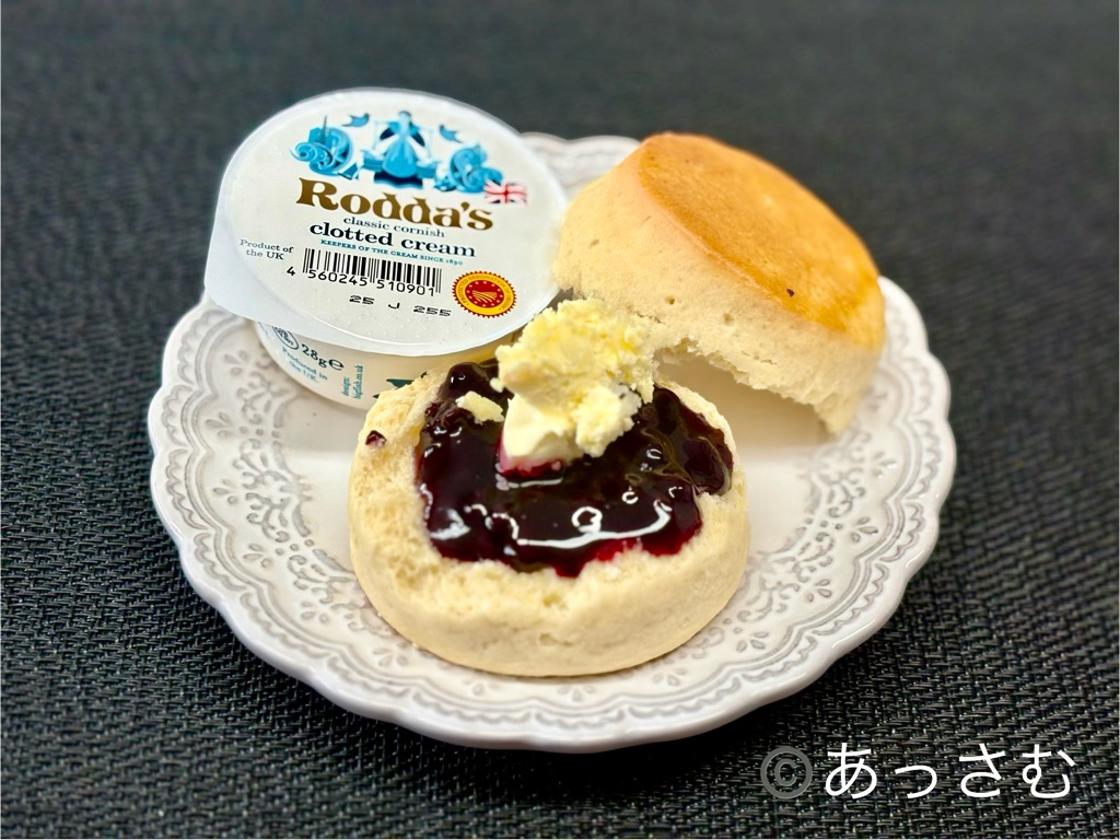 画像：クロテッドクリームをたっぷり乗せたスコーン
