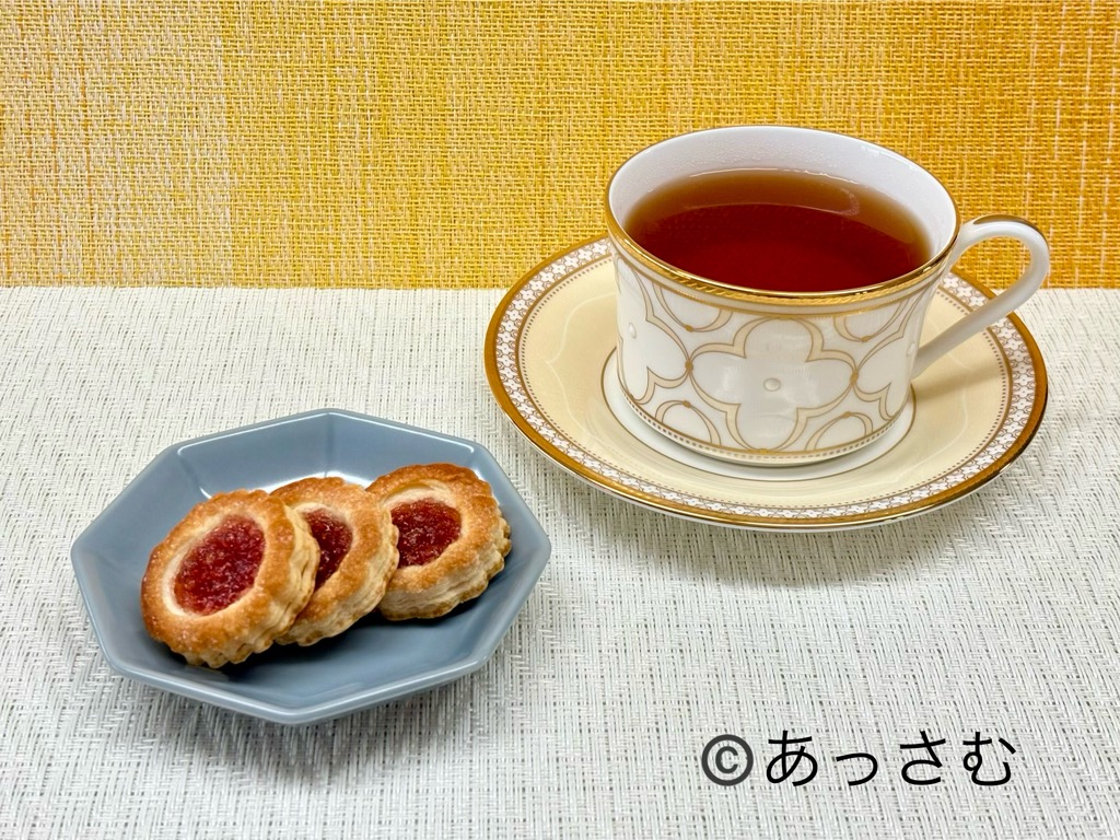 紅茶とお菓子　いちごのジャムパイ