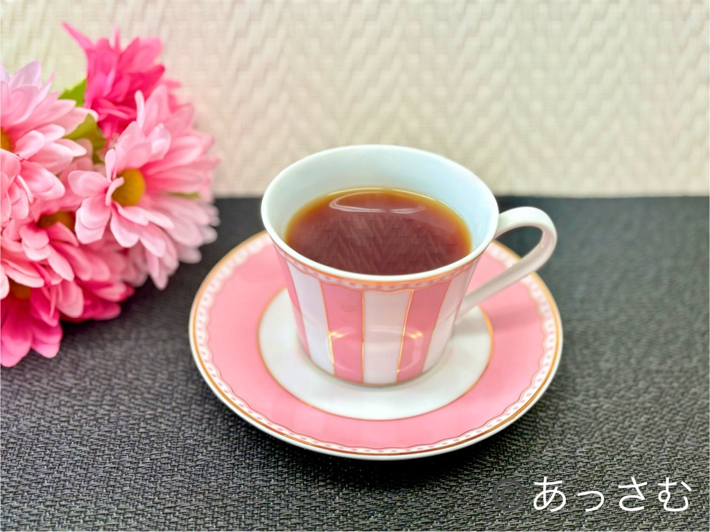ノリタケのティーカップで、紅茶を飲んでいる様子